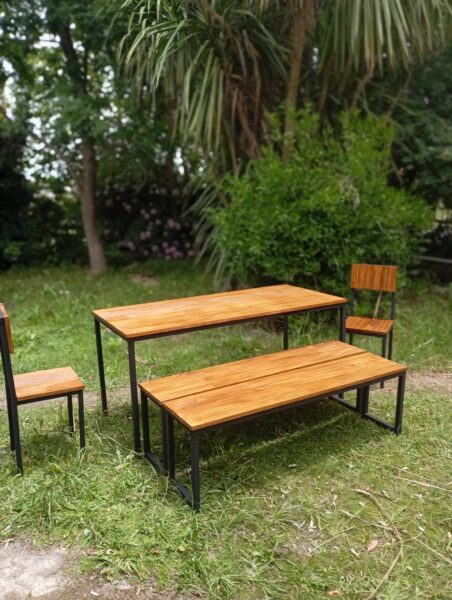Mesa de hierro y madera para espacio comercial o hogar