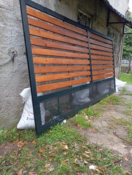 Portón corredizo de hierro y madera terminado