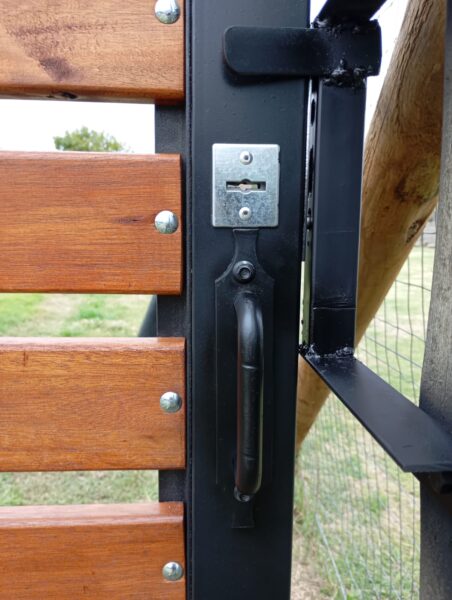 Puerta de hierro con diseño personalizado para hogar