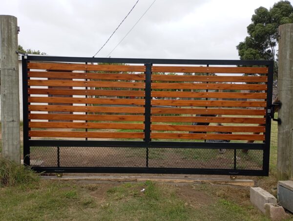 Portón metálico moderno fabricado por Herrería Durin en Neptunia