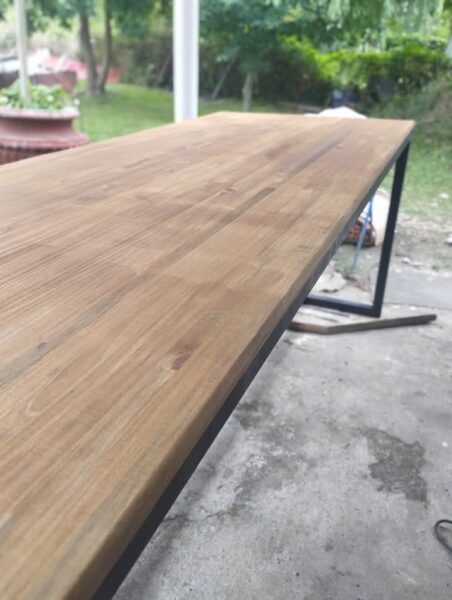Mesa industrial de hierro y madera para comedor