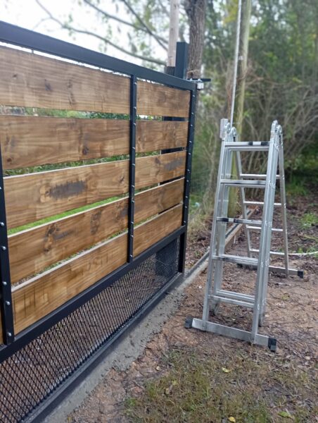 Puerta metálica fabricada a medida por Herrería Durin